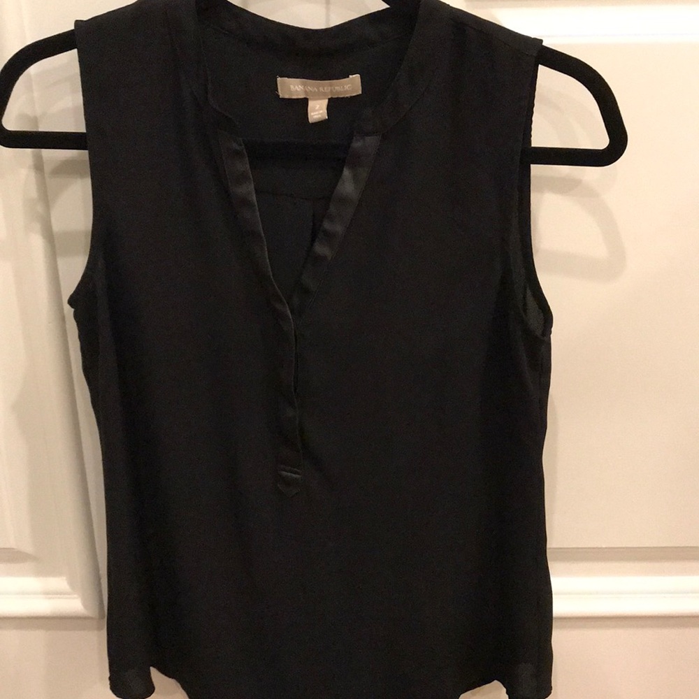 Sleeveless black polyester shirt